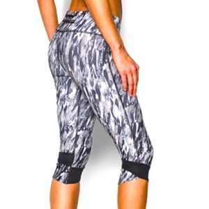 UA Womens Fly by printed Capri 1248730